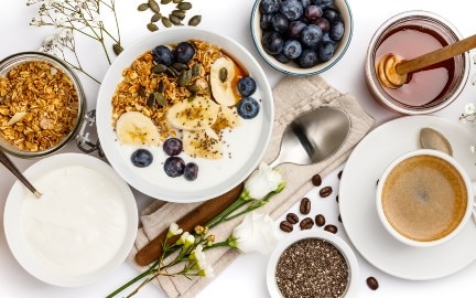 Desayuno de café con leche y tostadas